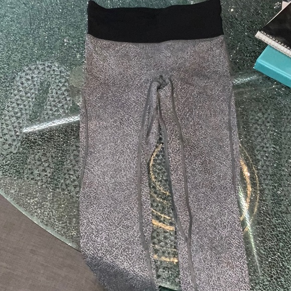 Lululemon cropped leggings size 6 - Picture 1 of 5